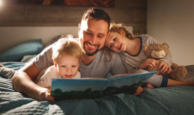 Dad reading to toddlers