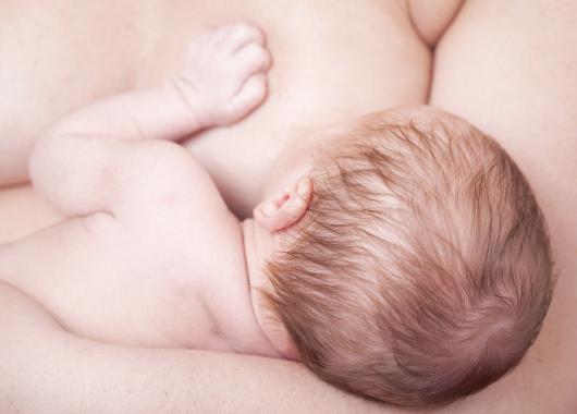 Baby skin to skin and feeding