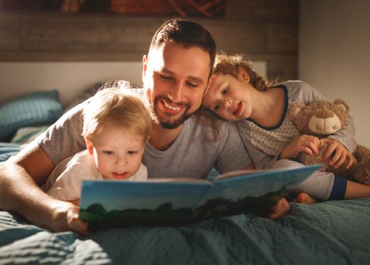 Dad reading to toddlers