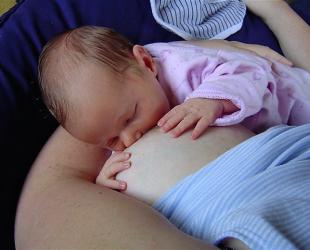Breastfeeding with large breasts