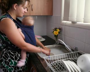 mum washing up with baby in meh tai