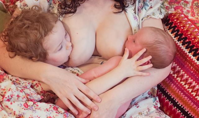 Breastfeeding Positions: Tandem Breastfeeding 